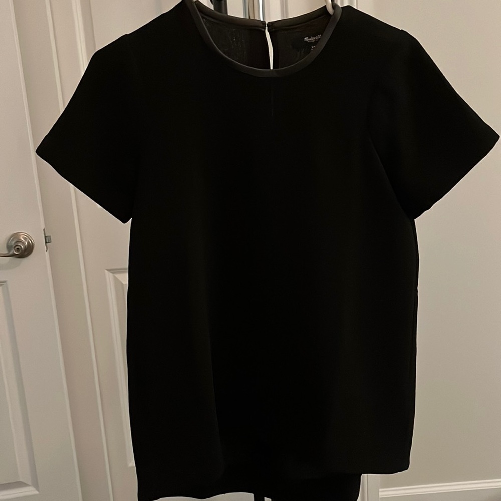 Madewell relaxed fit dressy shirt. Leather trim detail.